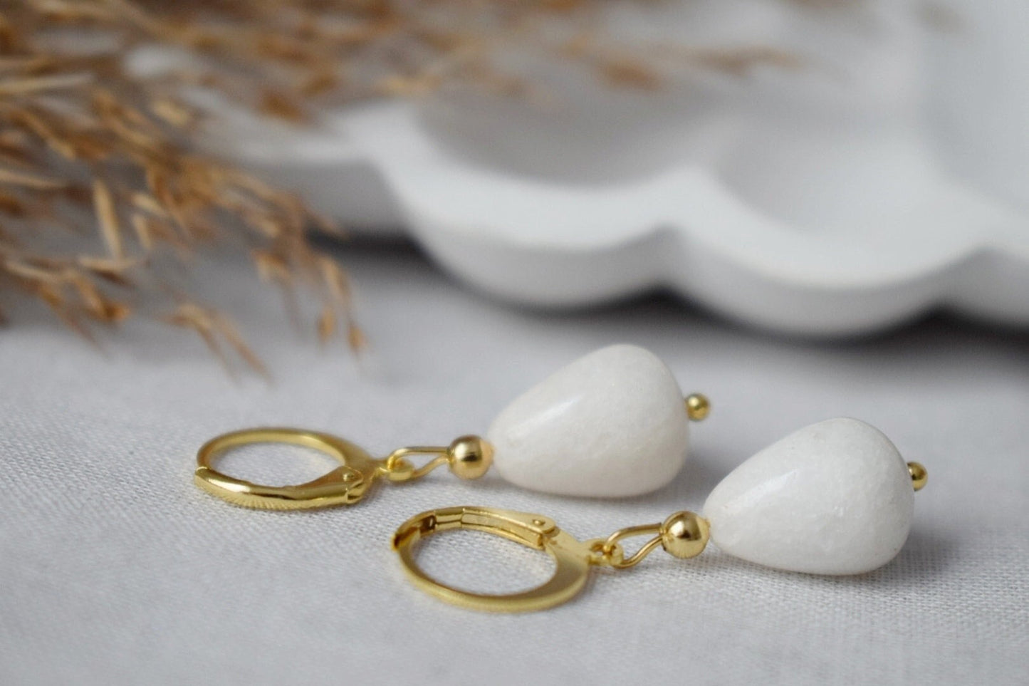 Weiße Jade-Gold-Ohrringe, Tropfen-Edelstein-Ohrringe, Creolen mit Tropfenstein, Perlen-Hängeohrringe, Lever Back, Weißgold-Schmuck, Geschenk für Sie