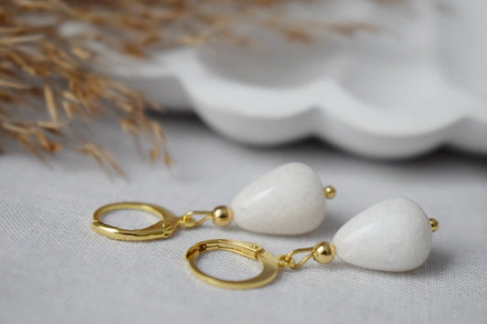 Weiße Jade-Gold-Ohrringe, Tropfen-Edelstein-Ohrringe, Creolen mit Tropfenstein, Perlen-Hängeohrringe, Lever Back, Weißgold-Schmuck, Geschenk für Sie