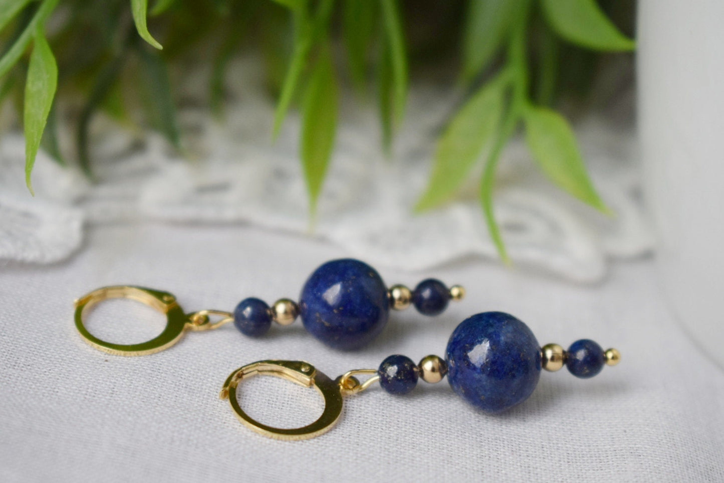 Lapislazuli-Ohrringe, Lapisperlen-Ohrringe, kleine Ohrringe in Dunkelblau-Goldfarbe, Edelstein, Geburtssteinschmuck für September, Geschenk für Sie