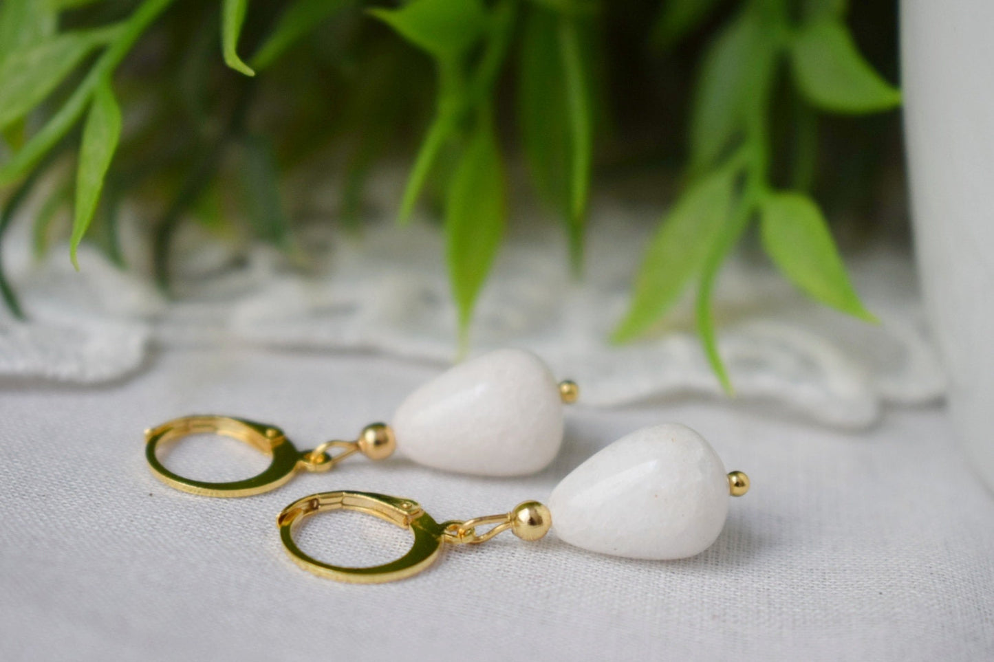 Weiße Jade-Gold-Ohrringe, Tropfen-Edelstein-Ohrringe, Creolen mit Tropfenstein, Perlen-Hängeohrringe, Lever Back, Weißgold-Schmuck, Geschenk für Sie