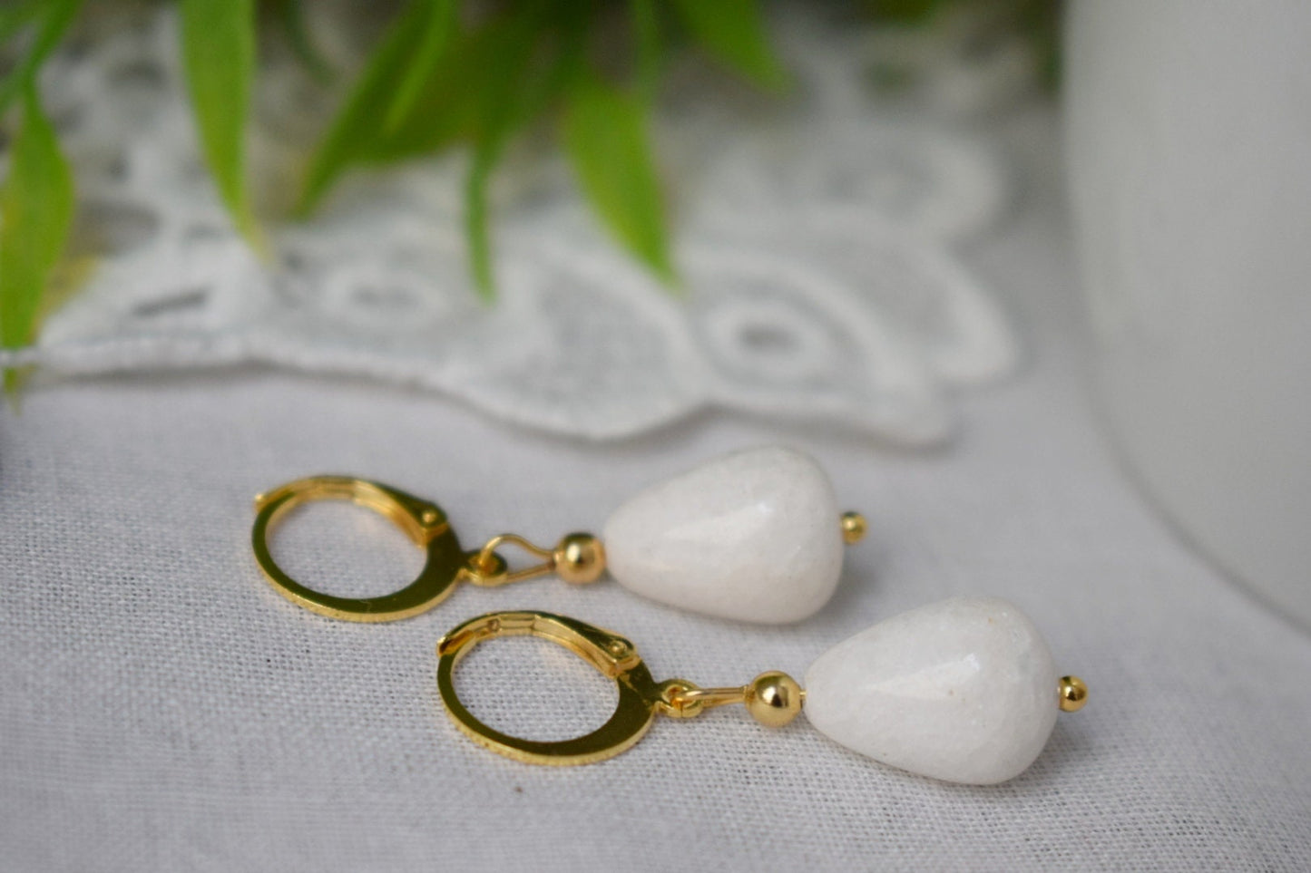Weiße Jade-Gold-Ohrringe, Tropfen-Edelstein-Ohrringe, Creolen mit Tropfenstein, Perlen-Hängeohrringe, Lever Back, Weißgold-Schmuck, Geschenk für Sie