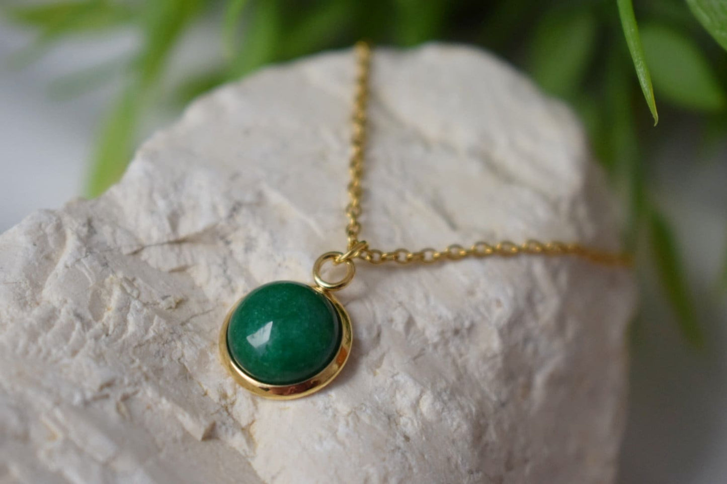 Grüner Jade Anhänger minimalistische Halskette Gold für Frauen, grüne Halskette, 10mm Anhänger Halskette, grüner Edelstein Halskette Anhänger, Geschenk für Sie