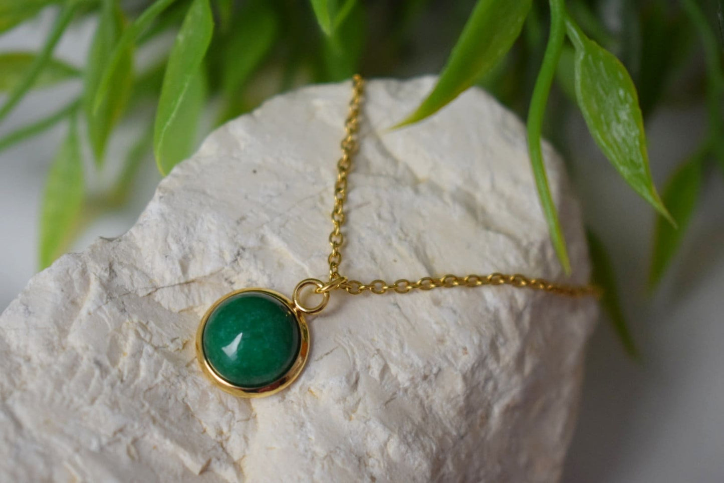 Grüner Jade Anhänger minimalistische Halskette Gold für Frauen, grüne Halskette, 10mm Anhänger Halskette, grüner Edelstein Halskette Anhänger, Geschenk für Sie