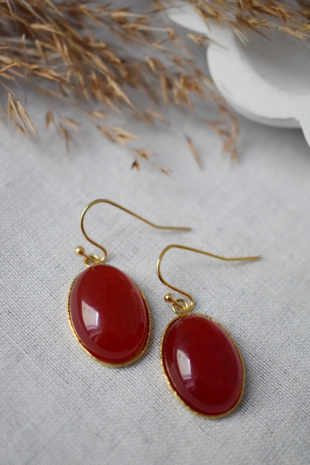 Rote Jade Ohrringe baumeln, Rotgold Statement Ohrringe, Hängende ovale Edelstein Ohrringe, rote Ohrringe für Frauen, Jade Schmuck, Geschenk für Sie