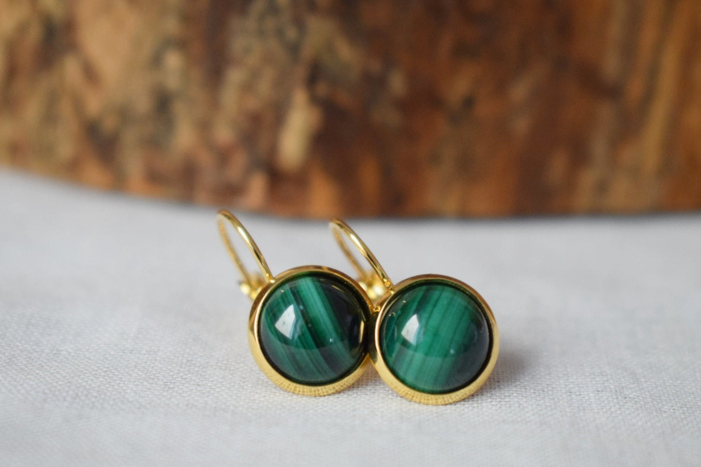 Natürliche Malachit-Ohrringe Gold, 10 mm Ohrhänger, klein, minimalistisch, grüner Edelstein, Hebelverschluss, Malachit-Schmuck, Geburtsstein-Ohrringe
