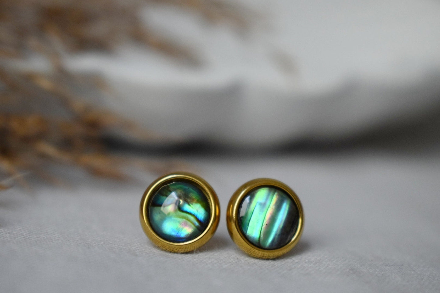 Ohrstecker aus Abalone-Muschel in Gold, Kleine bunte Ohrstecker aus Perlmutt, 8 mm Ohrstecker, rund, Abalone-Perlen-Goldschmuck, Geschenk für Frauen