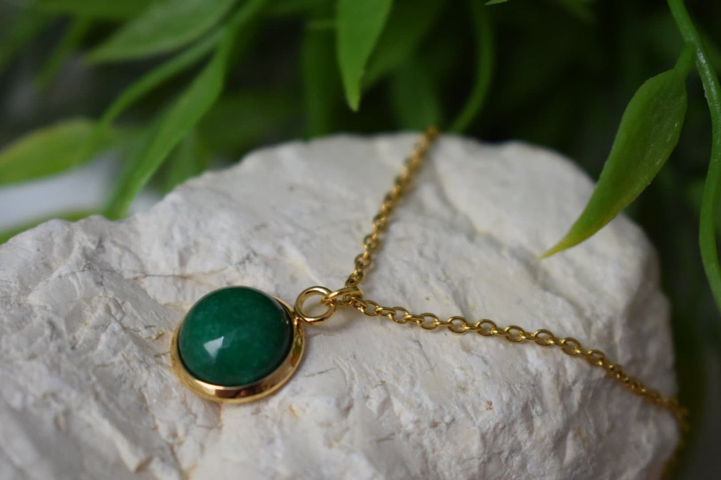 Grüner Jade Anhänger minimalistische Halskette Gold für Frauen, grüne Halskette, 10mm Anhänger Halskette, grüner Edelstein Halskette Anhänger, Geschenk für Sie