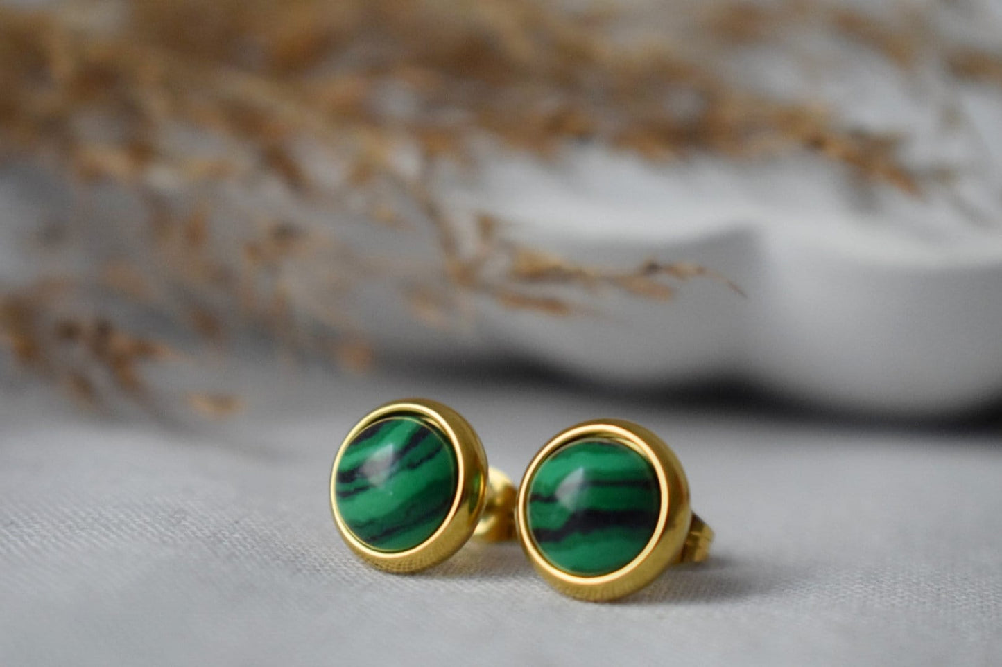 Malachit Ohrstecker, Kleine Edelstein Ohrstecker, Boho grüne Ohrringe, 8mm Runde Ohrringe, Minimalistischer Schmuck, Geburtsstein vergoldeter Schmuck
