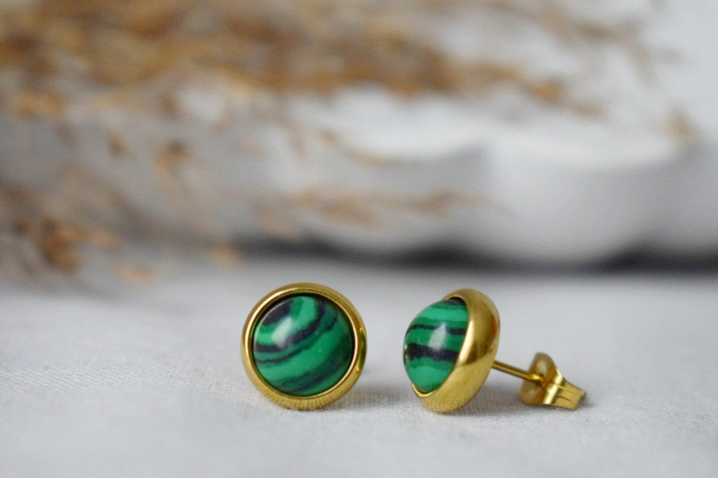 Malachit Ohrstecker, Kleine Edelstein Ohrstecker, Boho grüne Ohrringe, 8mm Runde Ohrringe, Minimalistischer Schmuck, Geburtsstein vergoldeter Schmuck