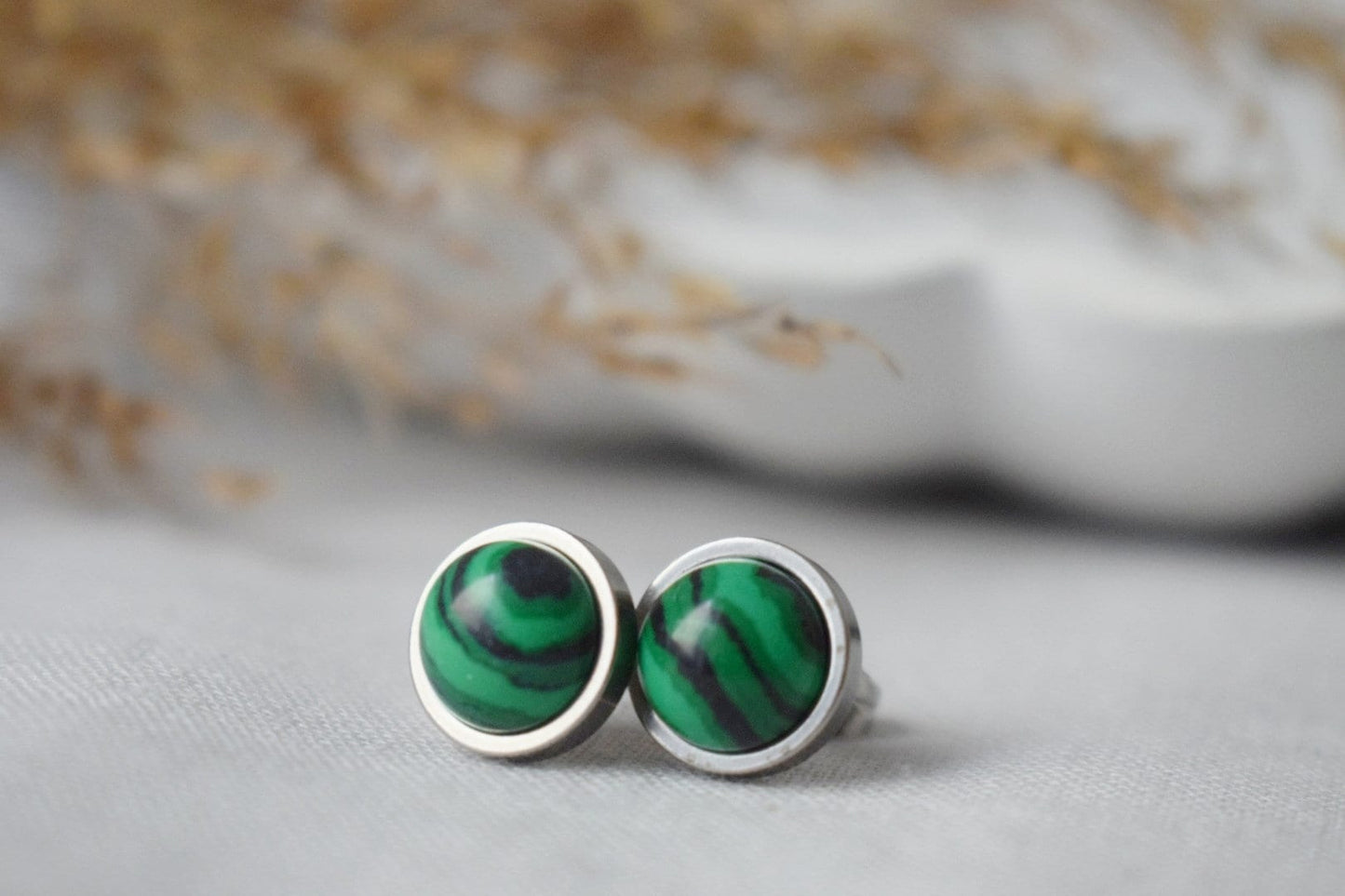 Malachit Ohrstecker, Kleine Edelstein Ohrstecker, Boho grüne Ohrringe, 8mm Runde Ohrringe, Minimalistischer Schmuck, Geburtsstein vergoldeter Schmuck
