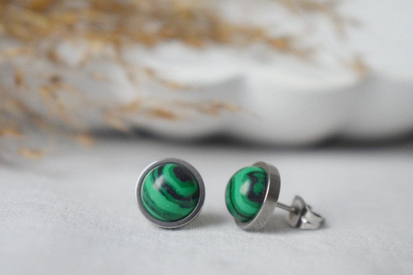 Malachit Ohrstecker, Kleine Edelstein Ohrstecker, Boho grüne Ohrringe, 8mm Runde Ohrringe, Minimalistischer Schmuck, Geburtsstein vergoldeter Schmuck