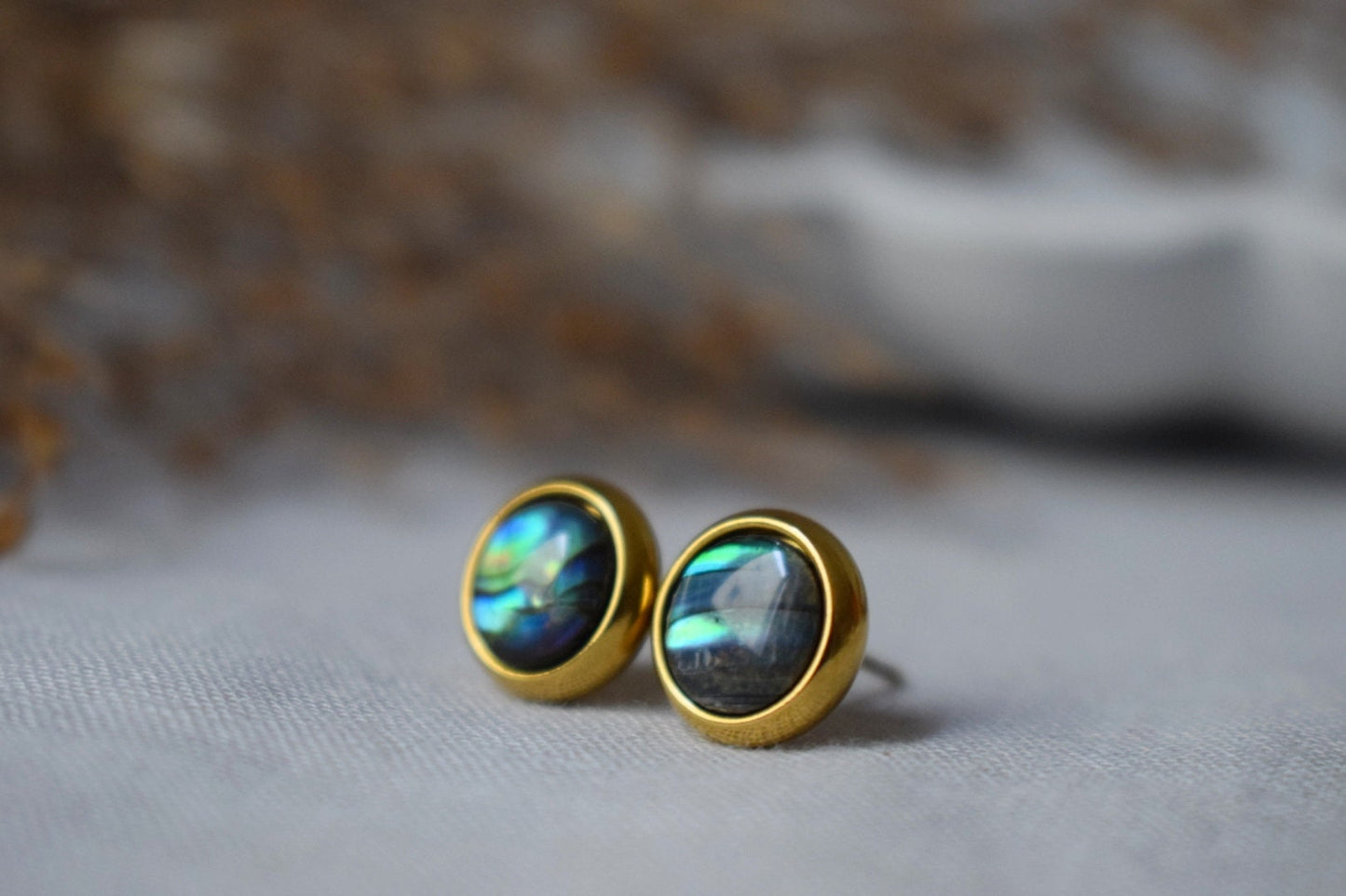 Ohrstecker aus Abalone-Muschel in Gold, Kleine bunte Ohrstecker aus Perlmutt, 8 mm Ohrstecker, rund, Abalone-Perlen-Goldschmuck, Geschenk für Frauen