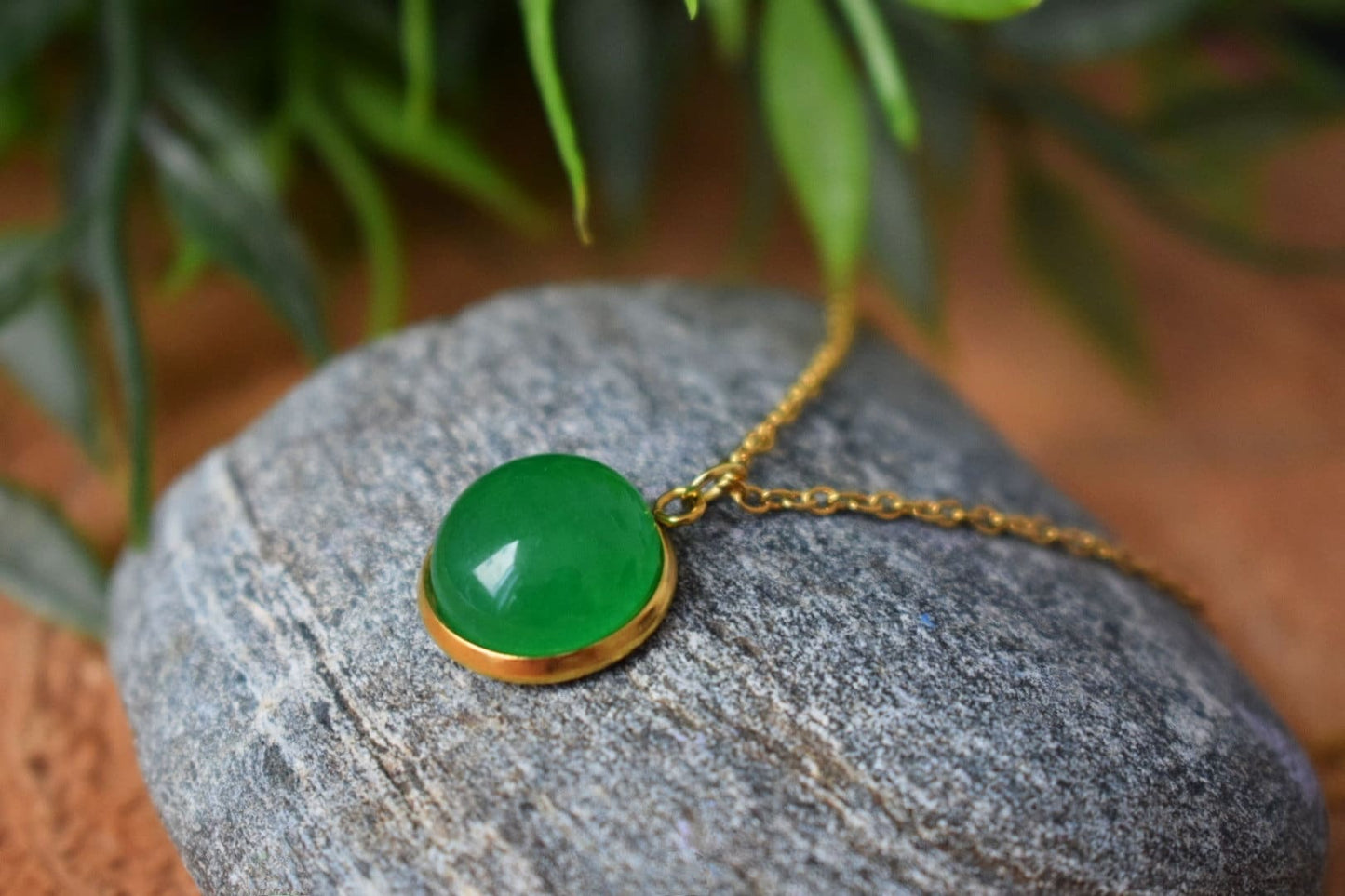 Grüner Jade Anhänger minimalistische Halskette Gold für Frauen, grüne Halskette, 10mm Anhänger Halskette, grüner Edelstein Halskette Anhänger, Geschenk für Sie
