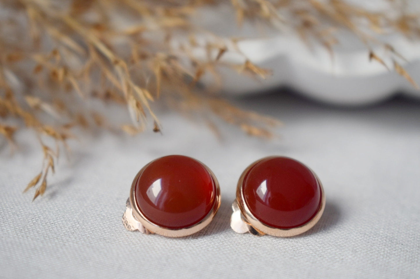 Ohrclips aus rotem Achat, Kleine roségoldene Ohrringe ohne Loch, Edelstein-Ohrringe ohne Ohrloch für Damen, Minimalistisches Brautjungfern-Schmuckgeschenk