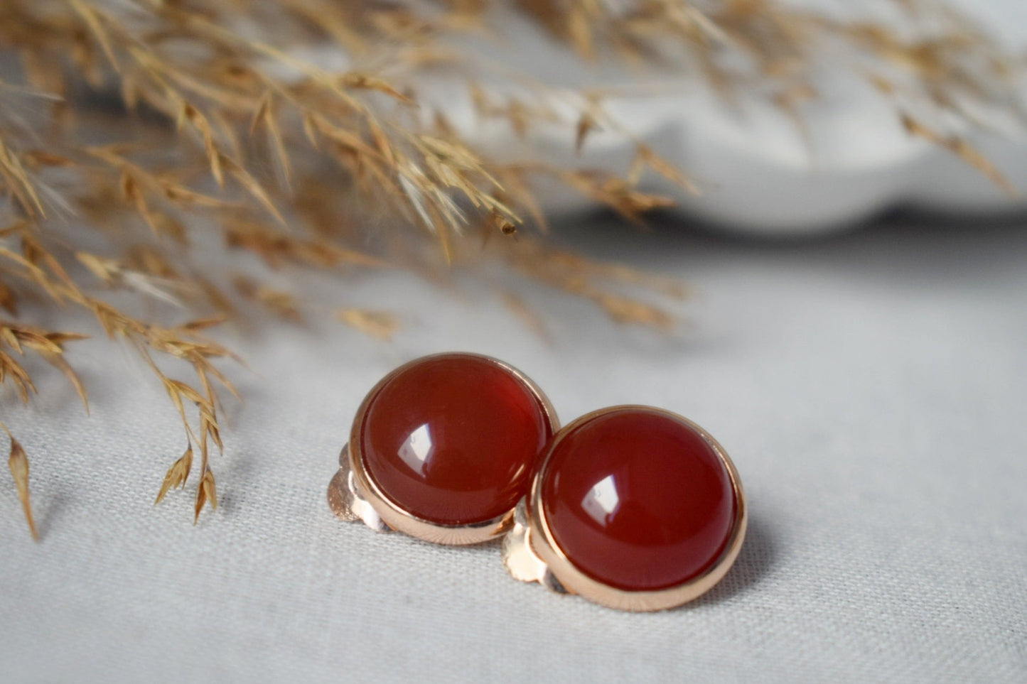 Ohrclips aus rotem Achat, Kleine roségoldene Ohrringe ohne Loch, Edelstein-Ohrringe ohne Ohrloch für Damen, Minimalistisches Brautjungfern-Schmuckgeschenk