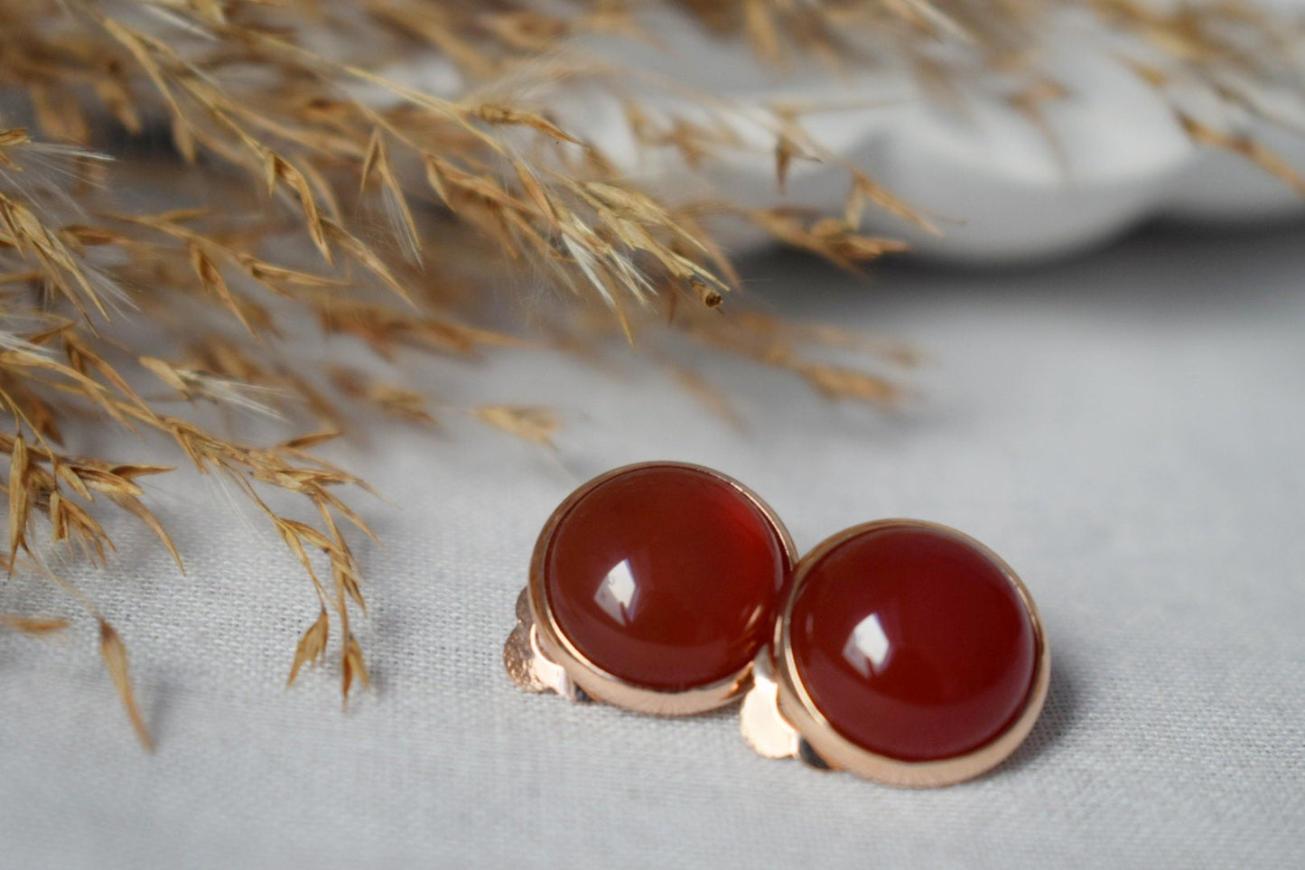 Ohrclips aus rotem Achat, Kleine roségoldene Ohrringe ohne Loch, Edelstein-Ohrringe ohne Ohrloch für Damen, Minimalistisches Brautjungfern-Schmuckgeschenk