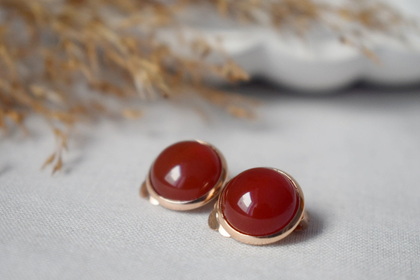 Ohrclips aus rotem Achat, Kleine roségoldene Ohrringe ohne Loch, Edelstein-Ohrringe ohne Ohrloch für Damen, Minimalistisches Brautjungfern-Schmuckgeschenk