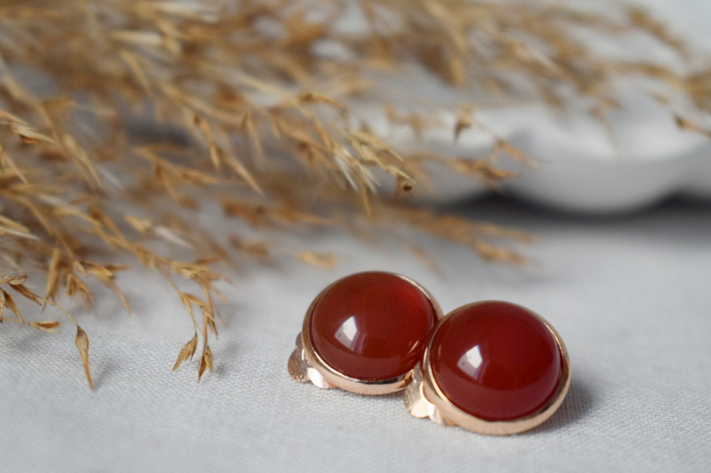 Ohrclips aus rotem Achat, Kleine roségoldene Ohrringe ohne Loch, Edelstein-Ohrringe ohne Ohrloch für Damen, Minimalistisches Brautjungfern-Schmuckgeschenk