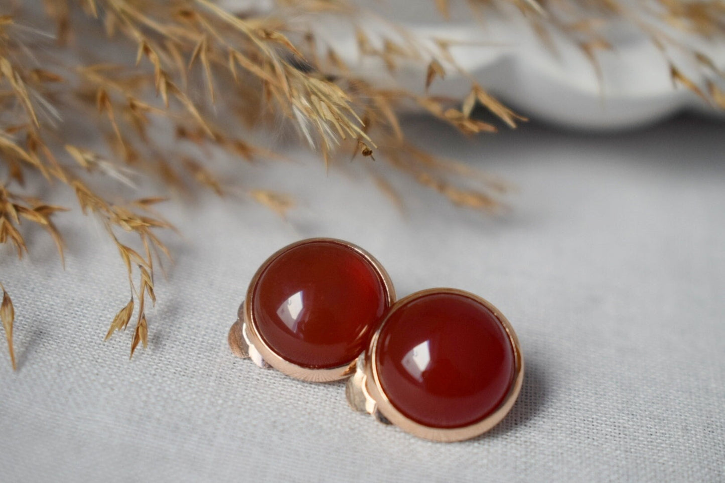 Ohrclips aus rotem Achat, Kleine roségoldene Ohrringe ohne Loch, Edelstein-Ohrringe ohne Ohrloch für Damen, Minimalistisches Brautjungfern-Schmuckgeschenk