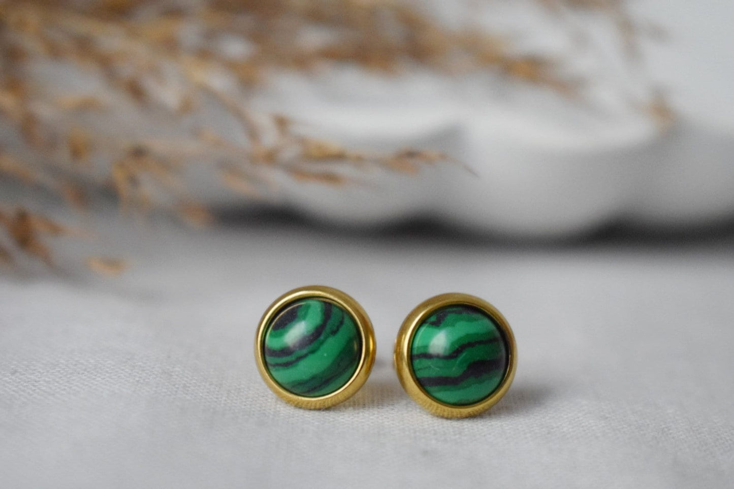 Malachit Ohrstecker, Kleine Edelstein Ohrstecker, Boho grüne Ohrringe, 8mm Runde Ohrringe, Minimalistischer Schmuck, Geburtsstein vergoldeter Schmuck