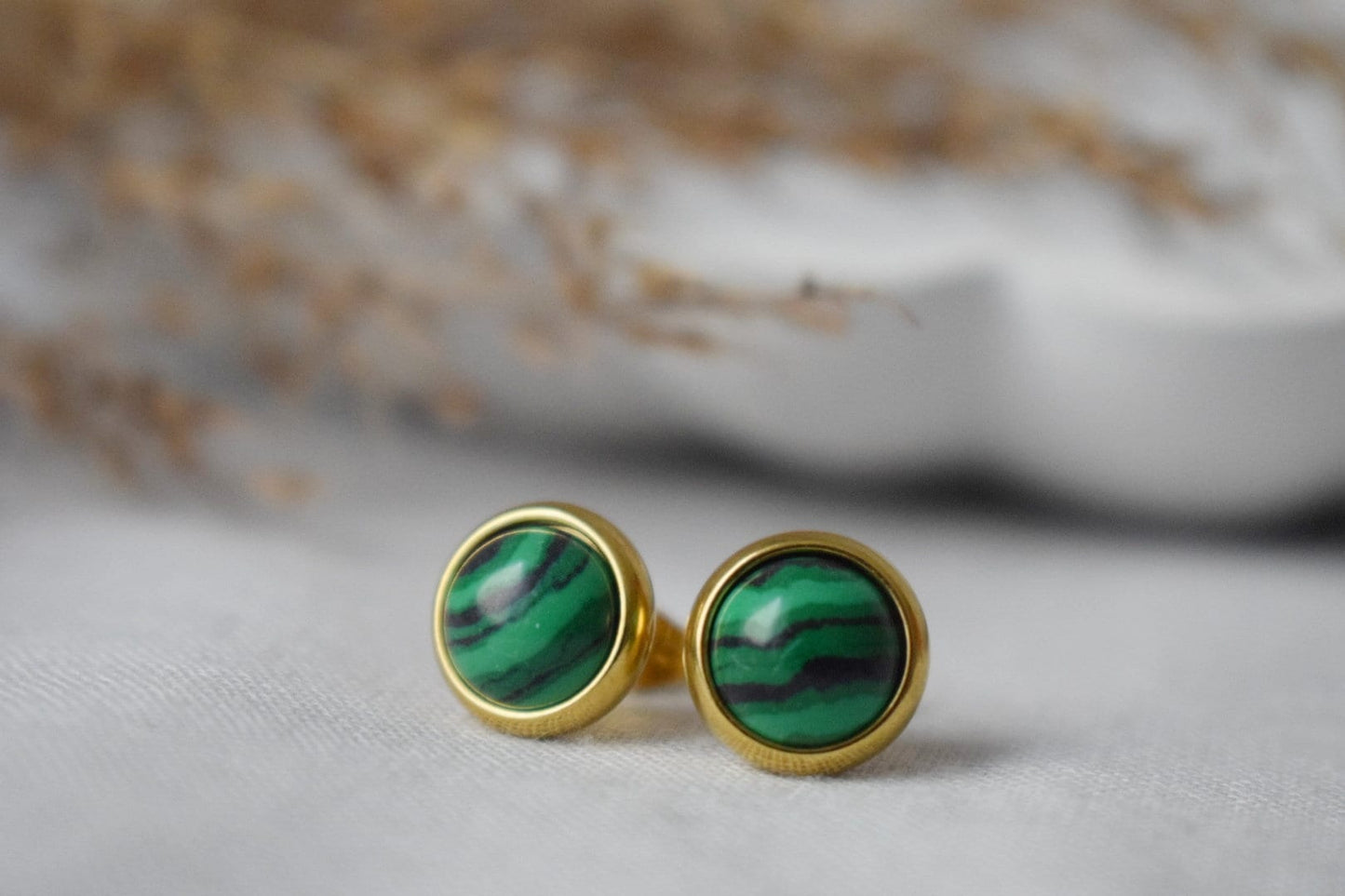 Malachit Ohrstecker, Kleine Edelstein Ohrstecker, Boho grüne Ohrringe, 8mm Runde Ohrringe, Minimalistischer Schmuck, Geburtsstein vergoldeter Schmuck