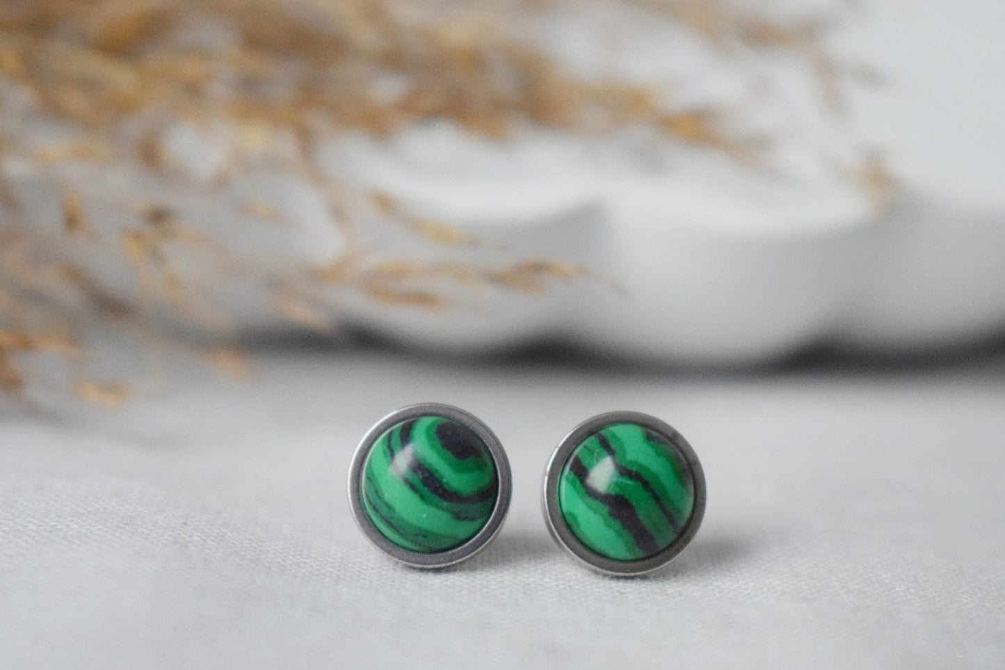 Malachit Ohrstecker, Kleine Edelstein Ohrstecker, Boho grüne Ohrringe, 8mm Runde Ohrringe, Minimalistischer Schmuck, Geburtsstein vergoldeter Schmuck