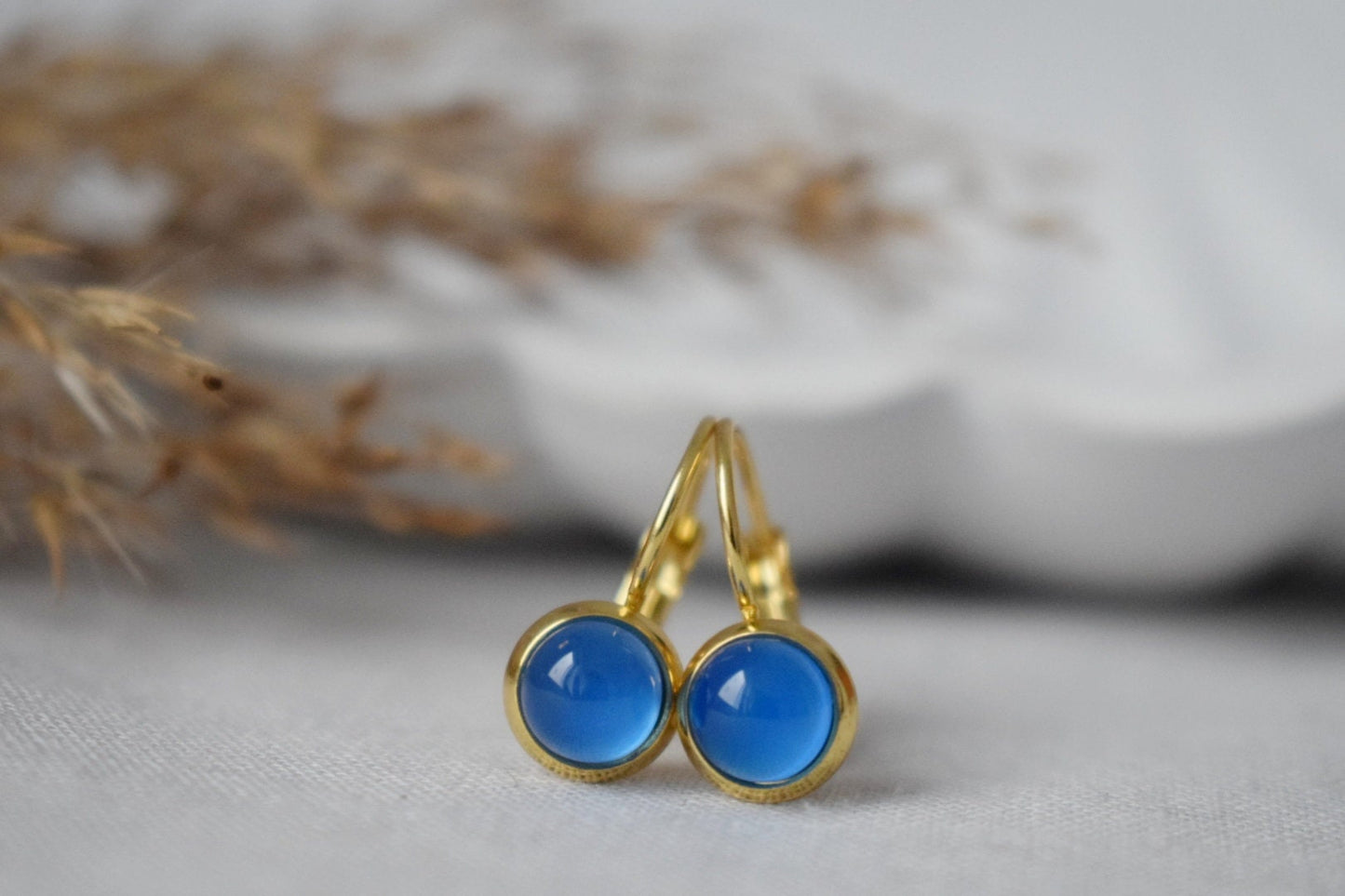 Mini-Ohrringe aus blauem Achat, 6 mm Edelstein-Ohrhänger, Kleine goldene Ohrringe, Edelstahl, Achat-Goldschmuck, handgefertigter Schmuck, Geschenk für sie