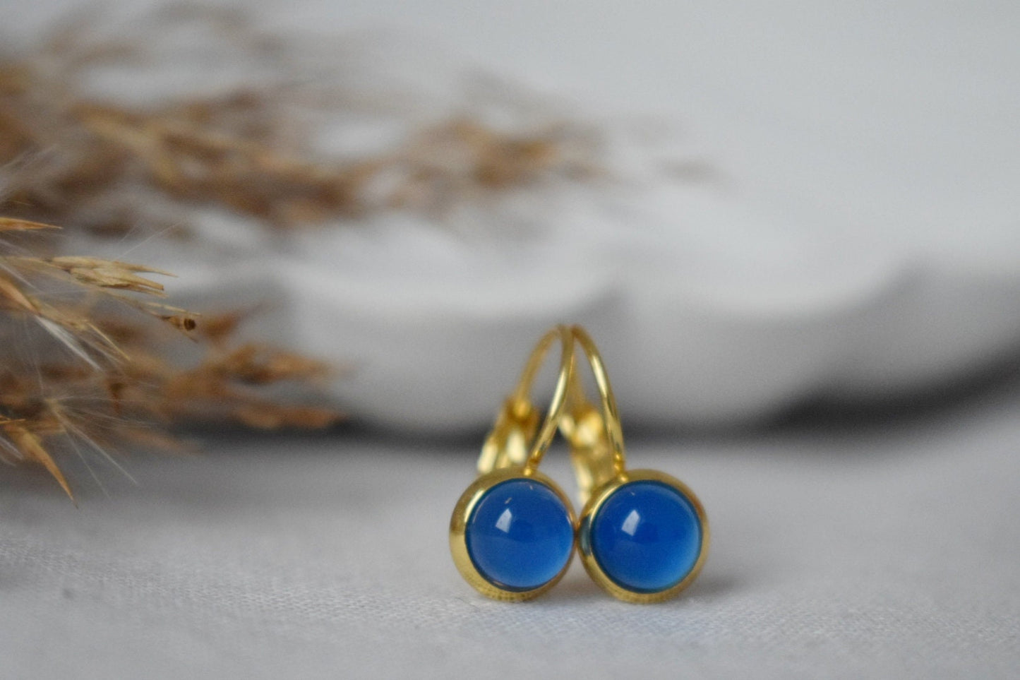Mini-Ohrringe aus blauem Achat, 6 mm Edelstein-Ohrhänger, Kleine goldene Ohrringe, Edelstahl, Achat-Goldschmuck, handgefertigter Schmuck, Geschenk für sie