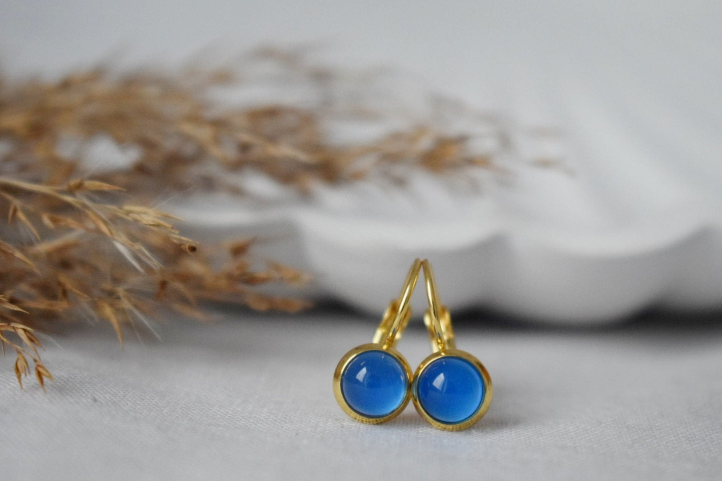 Mini-Ohrringe aus blauem Achat, 6 mm Edelstein-Ohrhänger, Kleine goldene Ohrringe, Edelstahl, Achat-Goldschmuck, handgefertigter Schmuck, Geschenk für sie