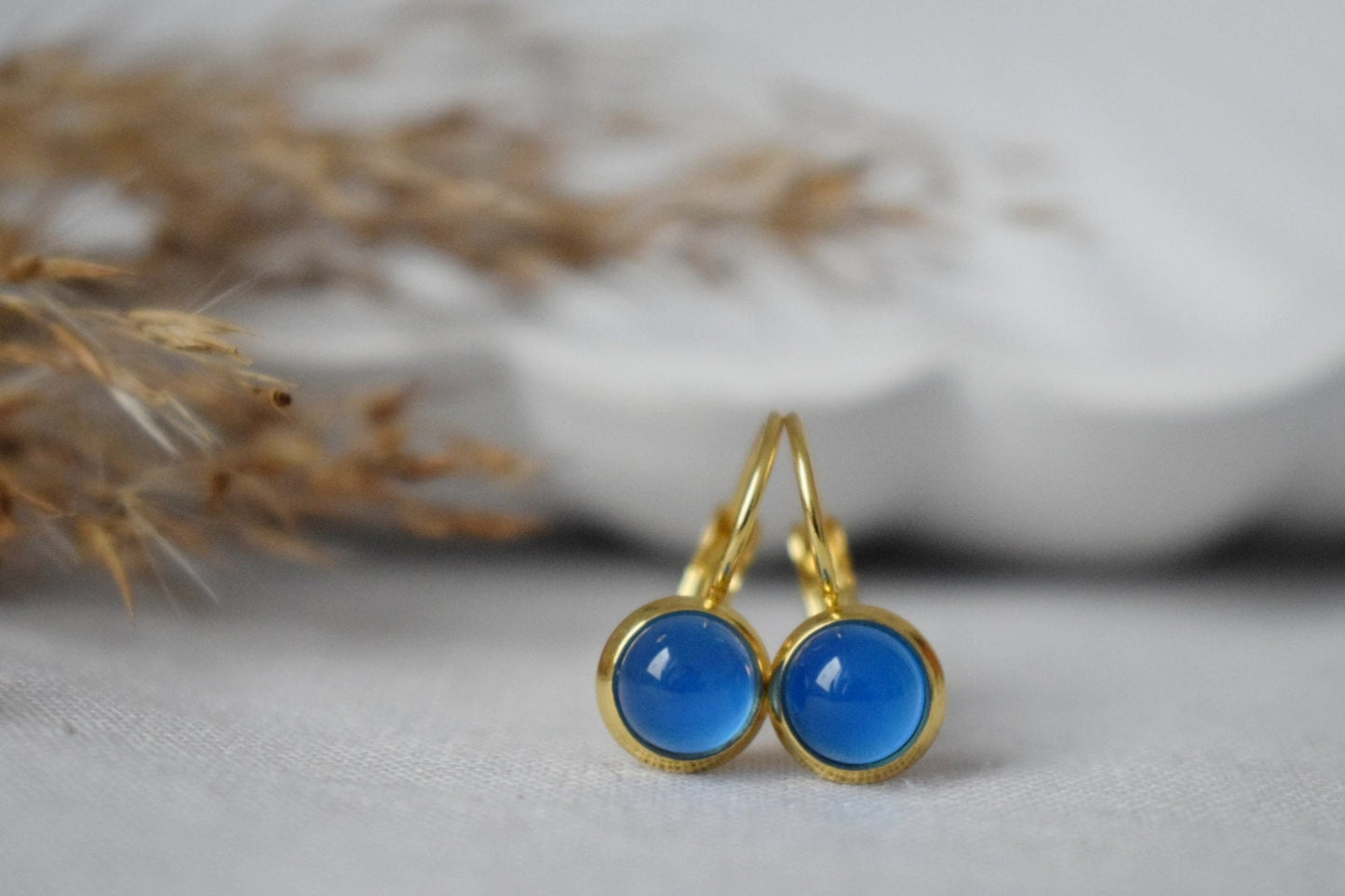 Mini-Ohrringe aus blauem Achat, 6 mm Edelstein-Ohrhänger, Kleine goldene Ohrringe, Edelstahl, Achat-Goldschmuck, handgefertigter Schmuck, Geschenk für sie