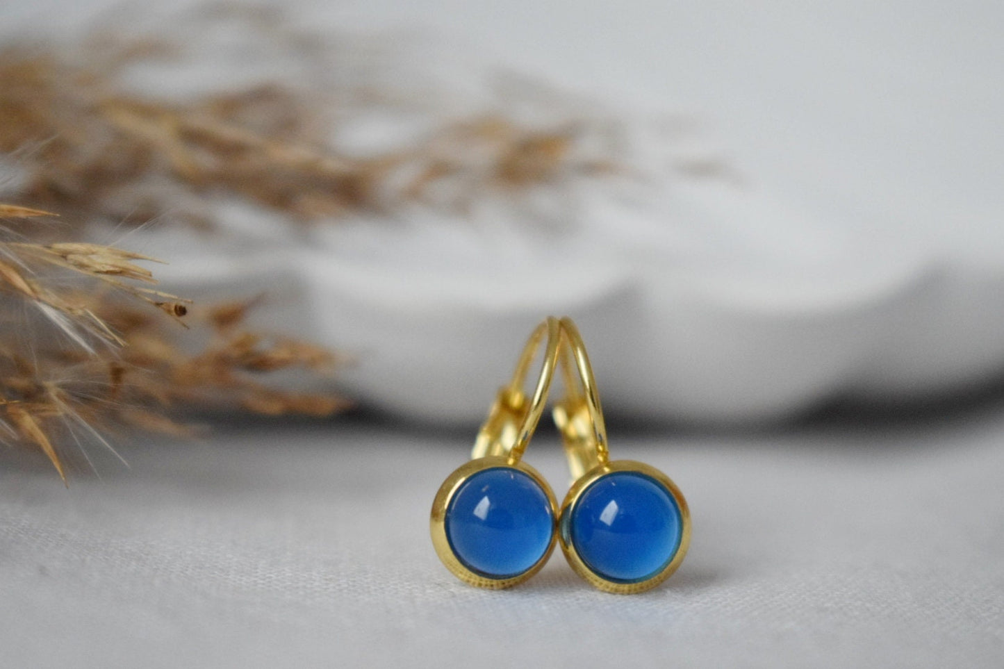 Mini-Ohrringe aus blauem Achat, 6 mm Edelstein-Ohrhänger, Kleine goldene Ohrringe, Edelstahl, Achat-Goldschmuck, handgefertigter Schmuck, Geschenk für sie