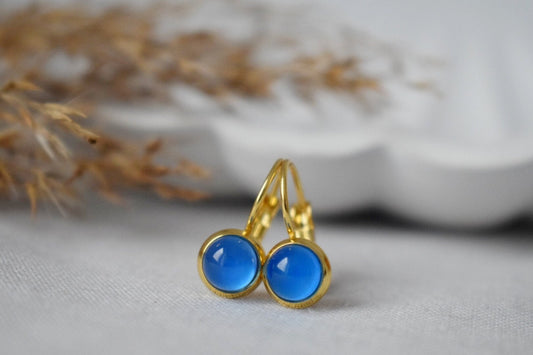 Mini-Ohrringe aus blauem Achat, 6 mm Edelstein-Ohrhänger, Kleine goldene Ohrringe, Edelstahl, Achat-Goldschmuck, handgefertigter Schmuck, Geschenk für sie