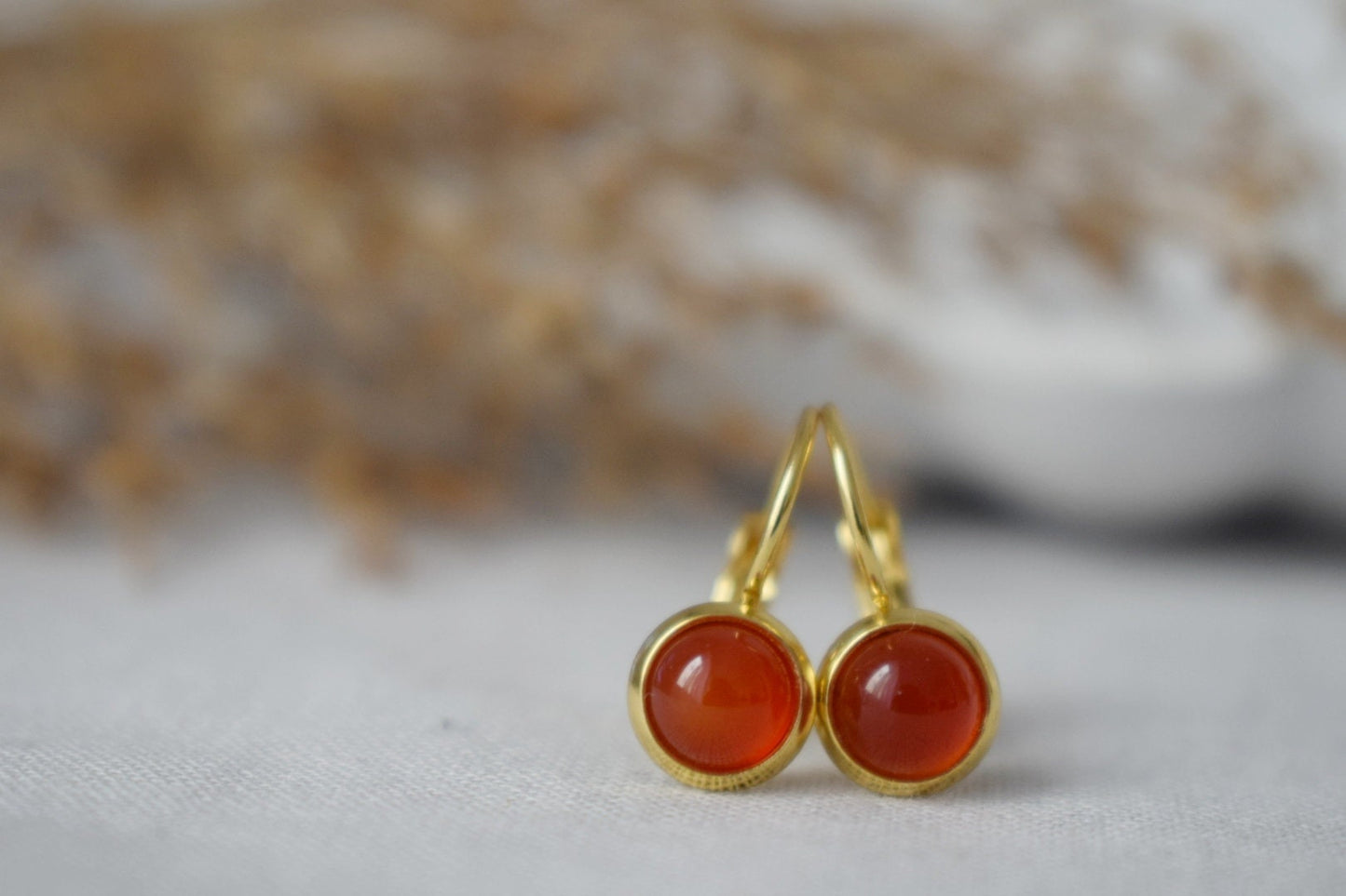 Mini-Ohrringe aus rotem Achat, 6 mm Goldohrringe, kleine Edelsteinohrringe, rote Steinohrringe, Leverback, Achatschmuck Gold, Schmuckgeschenk für Sie