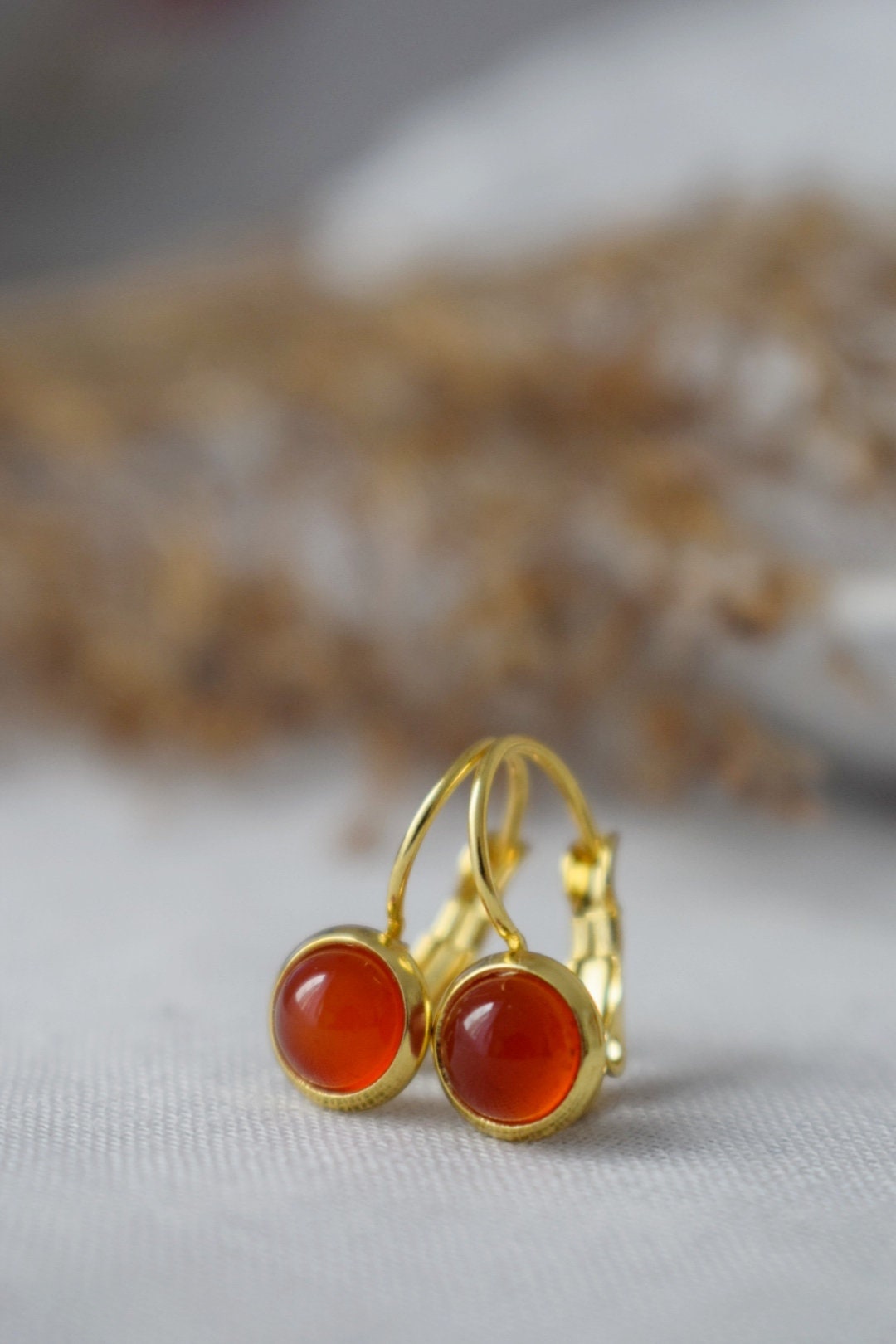 Mini-Ohrringe aus rotem Achat, 6 mm Goldohrringe, kleine Edelsteinohrringe, rote Steinohrringe, Leverback, Achatschmuck Gold, Schmuckgeschenk für Sie