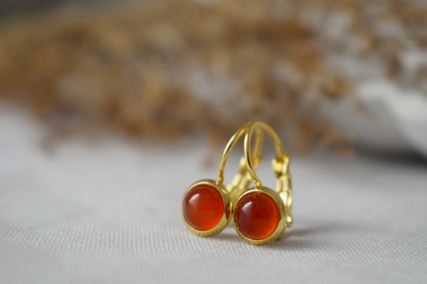 Mini-Ohrringe aus rotem Achat, 6 mm Goldohrringe, kleine Edelsteinohrringe, rote Steinohrringe, Leverback, Achatschmuck Gold, Schmuckgeschenk für Sie