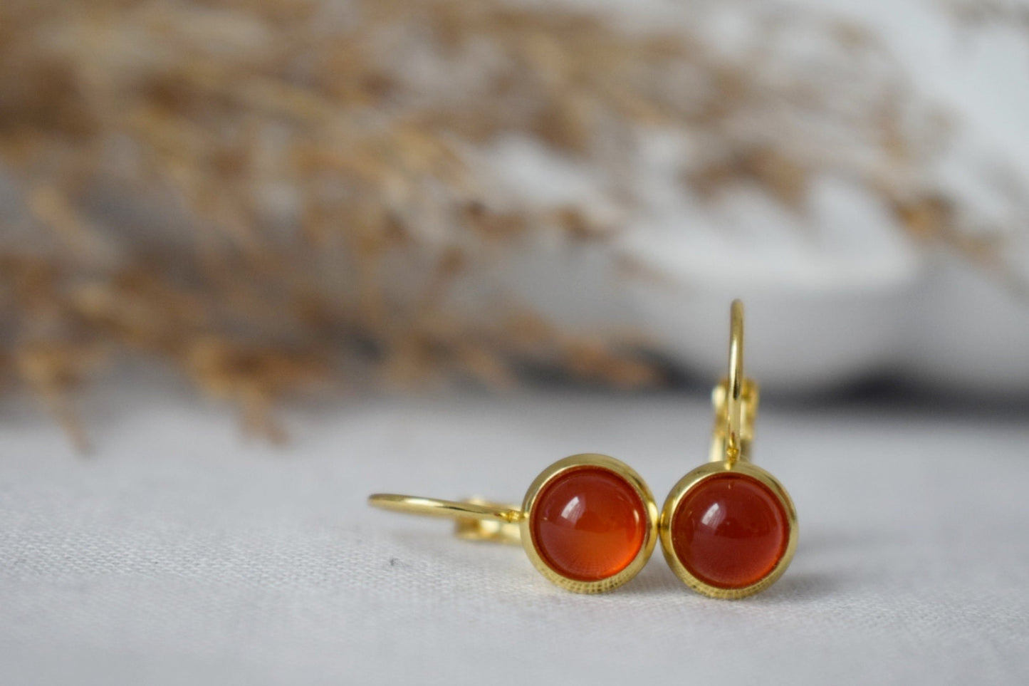 Mini-Ohrringe aus rotem Achat, 6 mm Goldohrringe, kleine Edelsteinohrringe, rote Steinohrringe, Leverback, Achatschmuck Gold, Schmuckgeschenk für Sie