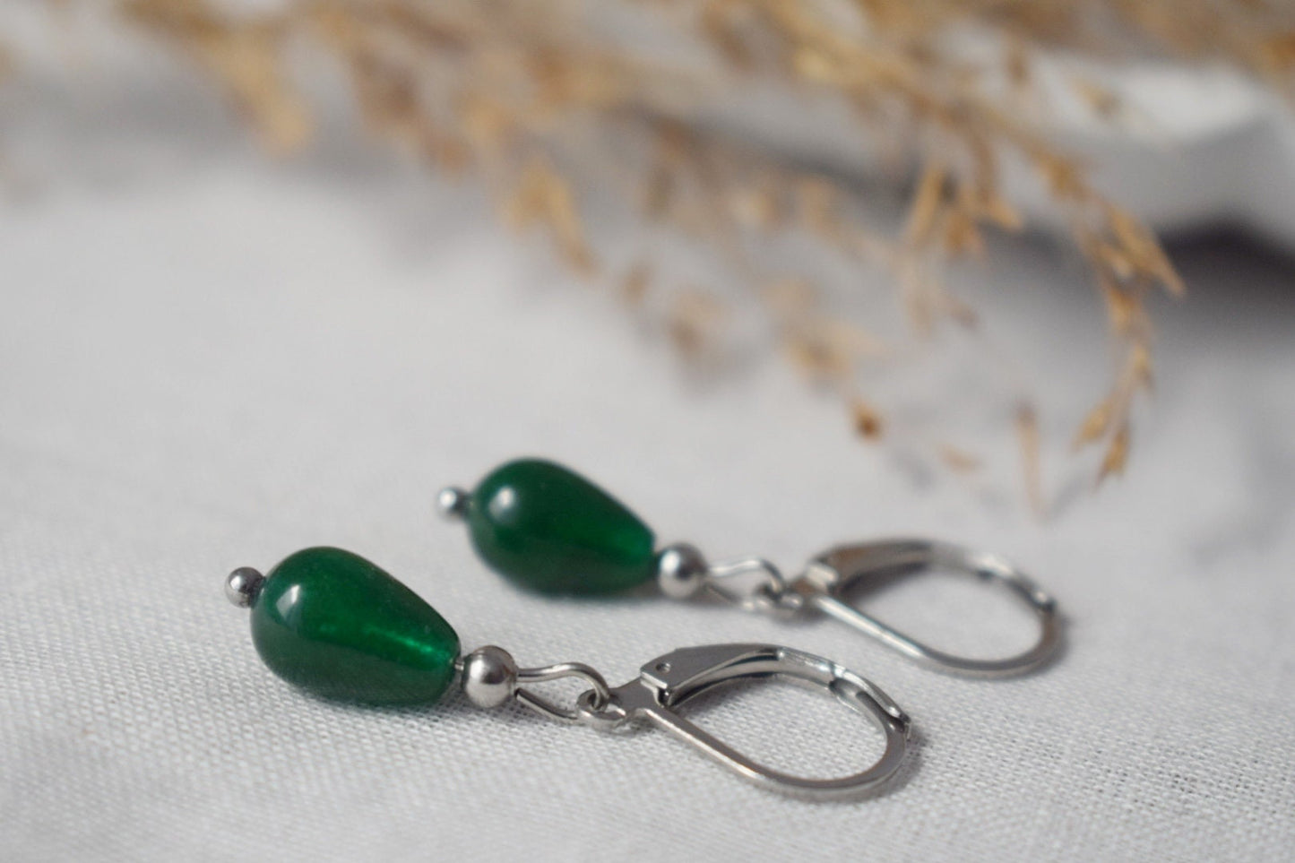 Grüne Jade Tropfen Ohrringe Silber, Kleine Huggies mit Tropfen Edelstein, Creolen grüner Stein, Perlen Hängeohrringe, Hebelverschluss, Geschenk für Sie