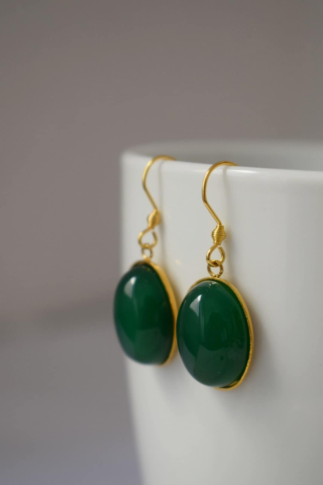 Grüne Achat Ohrringe Gold, Ovale Edelstein Ohrringe, Grüne Stein Ohrringe, Hängende grüne Ohrringe, Handgemachter Achat Schmuck, Geschenk für Sie