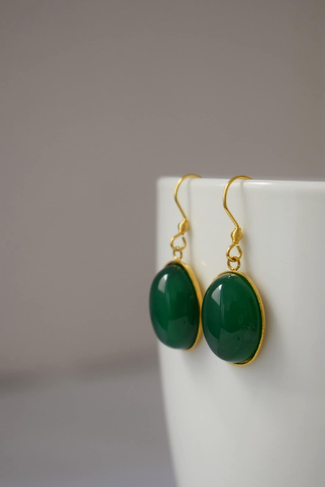 Grüne Achat Ohrringe Gold, Ovale Edelstein Ohrringe, Grüne Stein Ohrringe, Hängende grüne Ohrringe, Handgemachter Achat Schmuck, Geschenk für Sie