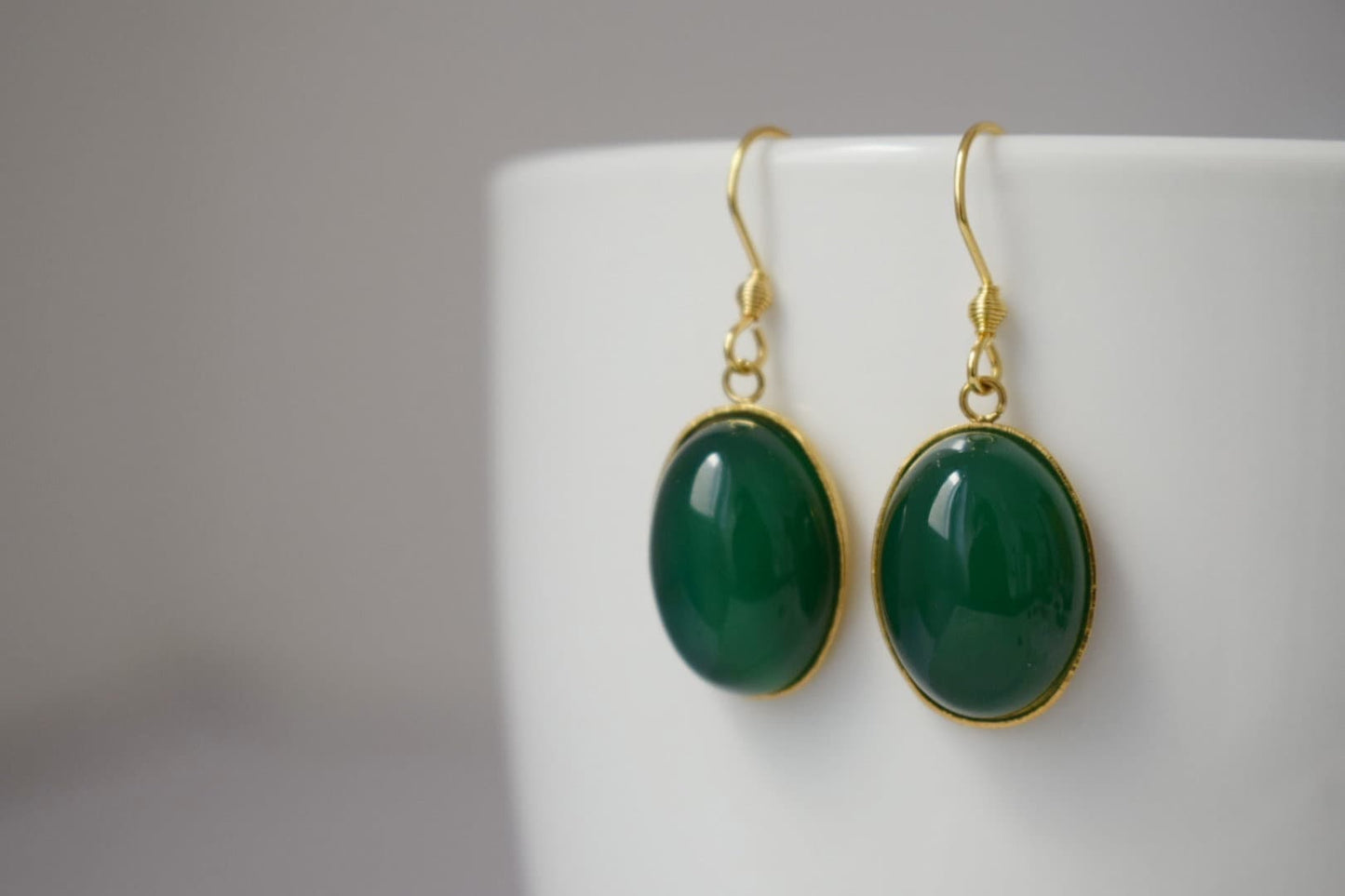 Grüne Achat Ohrringe Gold, Ovale Edelstein Ohrringe, Grüne Stein Ohrringe, Hängende grüne Ohrringe, Handgemachter Achat Schmuck, Geschenk für Sie