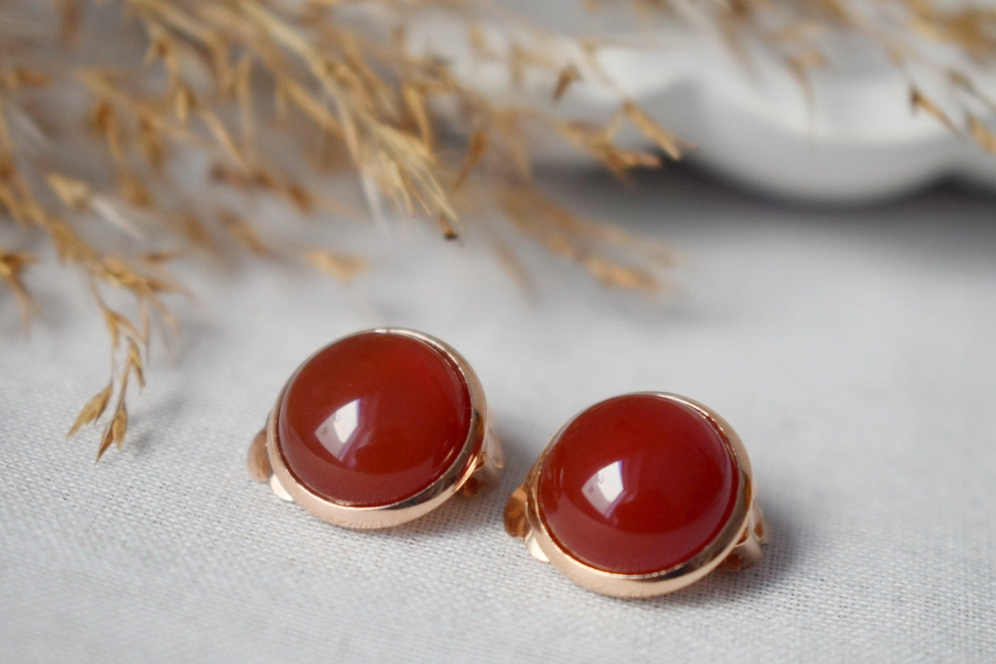 Ohrclips aus rotem Achat, Kleine roségoldene Ohrringe ohne Loch, Edelstein-Ohrringe ohne Ohrloch für Damen, Minimalistisches Brautjungfern-Schmuckgeschenk
