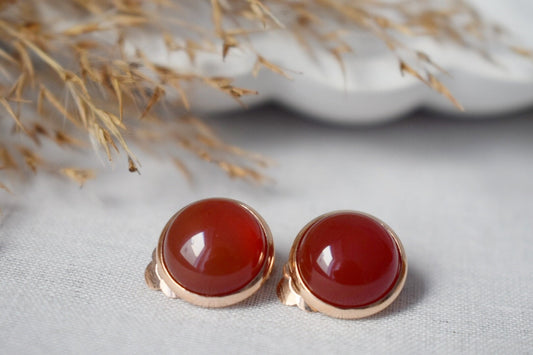 Ohrclips aus rotem Achat, Kleine roségoldene Ohrringe ohne Loch, Edelstein-Ohrringe ohne Ohrloch für Damen, Minimalistisches Brautjungfern-Schmuckgeschenk