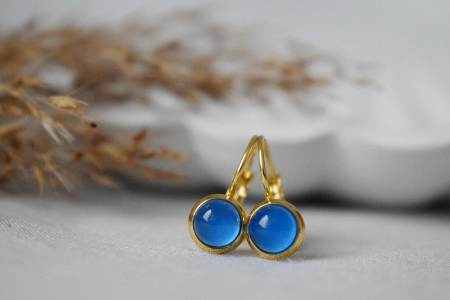 Mini-Ohrringe aus blauem Achat, 6 mm Edelstein-Ohrhänger, Kleine goldene Ohrringe, Edelstahl, Achat-Goldschmuck, handgefertigter Schmuck, Geschenk für sie