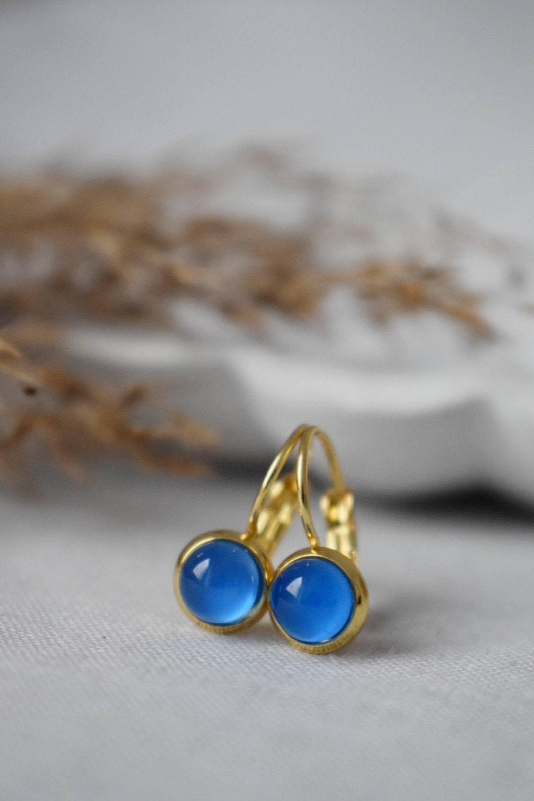 Mini-Ohrringe aus blauem Achat, 6 mm Edelstein-Ohrhänger, Kleine goldene Ohrringe, Edelstahl, Achat-Goldschmuck, handgefertigter Schmuck, Geschenk für sie