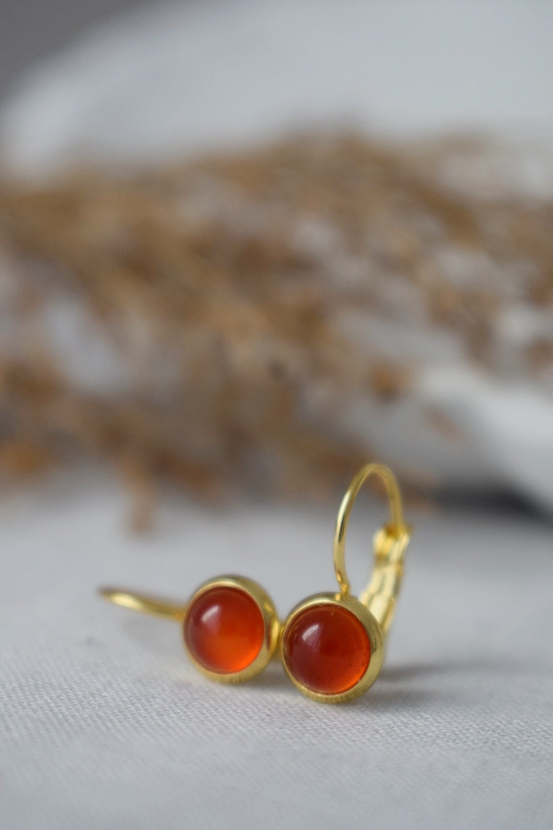 Mini-Ohrringe aus rotem Achat, 6 mm Goldohrringe, kleine Edelsteinohrringe, rote Steinohrringe, Leverback, Achatschmuck Gold, Schmuckgeschenk für Sie