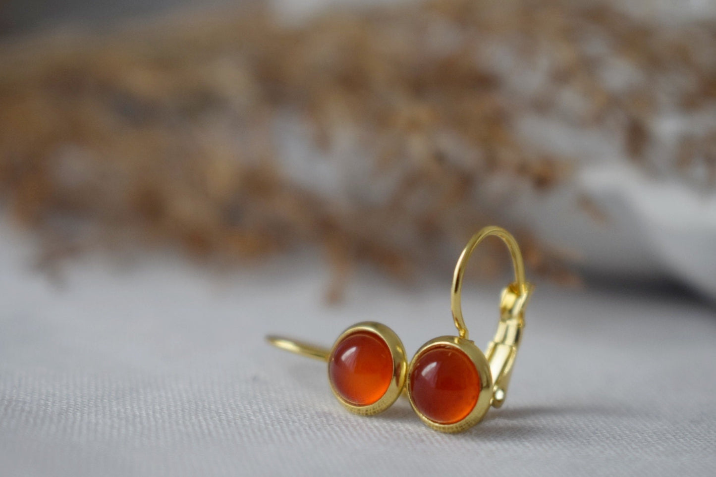 Mini-Ohrringe aus rotem Achat, 6 mm Goldohrringe, kleine Edelsteinohrringe, rote Steinohrringe, Leverback, Achatschmuck Gold, Schmuckgeschenk für Sie