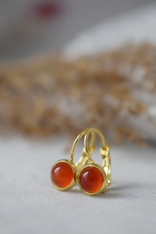 Mini-Ohrringe aus rotem Achat, 6 mm Goldohrringe, kleine Edelsteinohrringe, rote Steinohrringe, Leverback, Achatschmuck Gold, Schmuckgeschenk für Sie