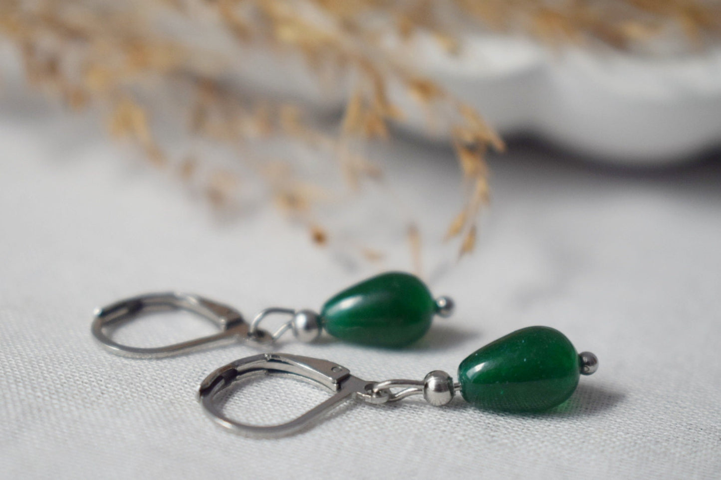 Grüne Jade Tropfen Ohrringe Silber, Kleine Huggies mit Tropfen Edelstein, Creolen grüner Stein, Perlen Hängeohrringe, Hebelverschluss, Geschenk für Sie