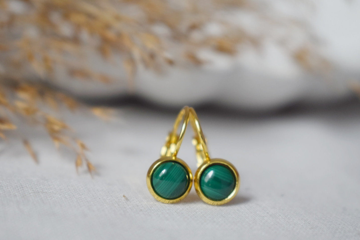 Natürliche Malachit-Ohrringe Gold, 10 mm Ohrhänger, klein, minimalistisch, grüner Edelstein, Hebelverschluss, Malachit-Schmuck, Geburtsstein-Ohrringe