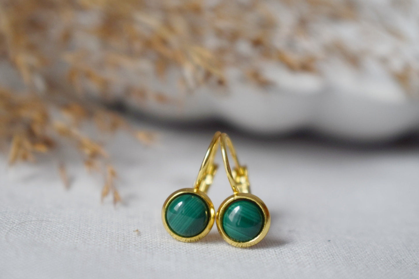 Natürliche Malachit-Ohrringe Gold, 10 mm Ohrhänger, klein, minimalistisch, grüner Edelstein, Hebelverschluss, Malachit-Schmuck, Geburtsstein-Ohrringe